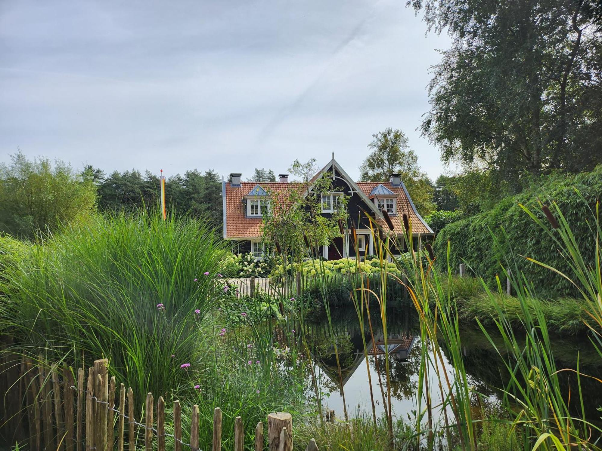 Huize Koempoelan Bed and Breakfast Νάαρντεν Εξωτερικό φωτογραφία